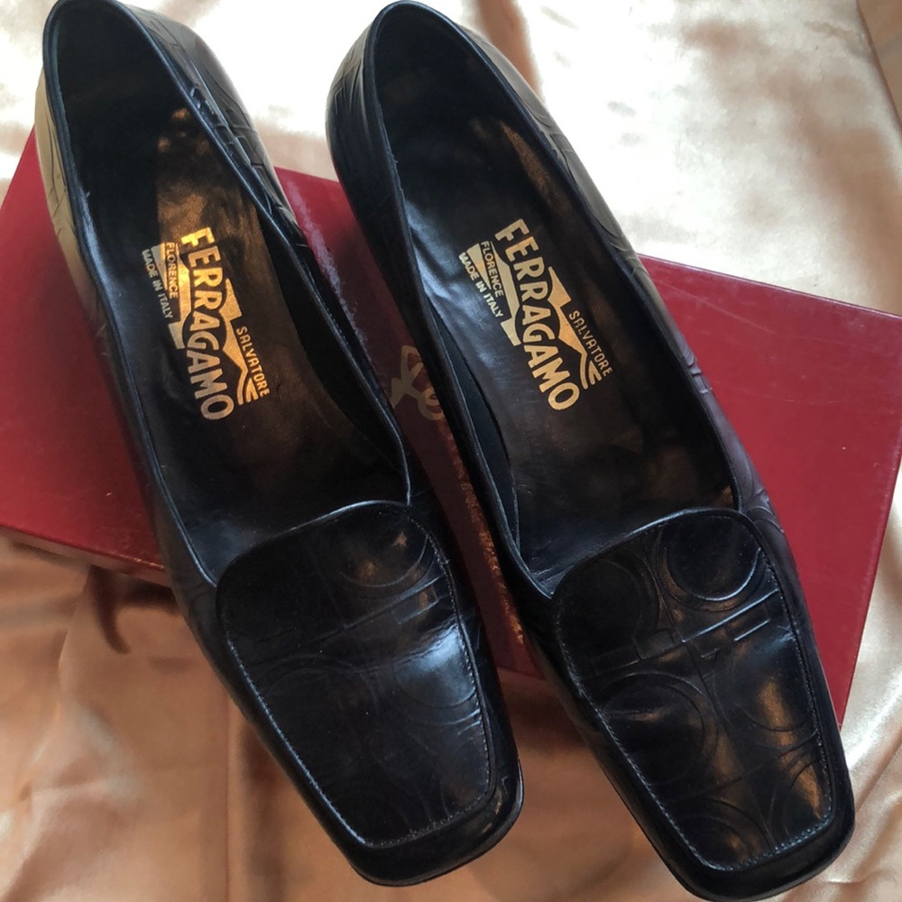 Black pumps